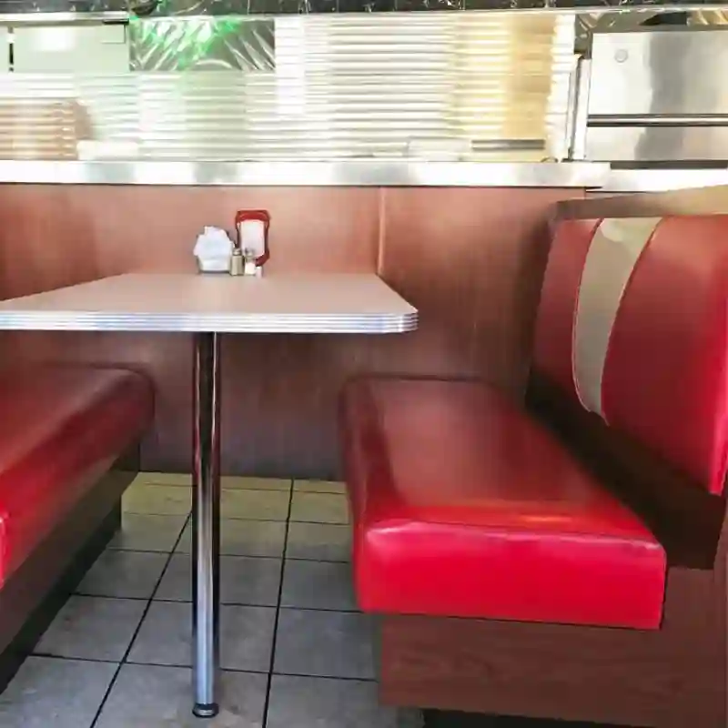 Booths para restaurante en Quintana Roo — booth corrido tapizado en vinipiel rojo con mesa cromada, ideal para conceptos gastronómicos temáticos en Cancún, Playa del Carmen y Cozumel