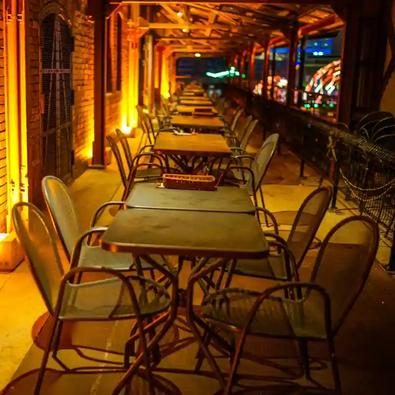 Sillas de metal instaladas en terraza de restaurante nocturno en Quintana Roo — Quantum Espacios Funcionales entregó más de 300 sillas de acero para restaurante a cadena de cocinas económicas en Cancún, Cozumel y Chetumal en proyecto llave en mano
