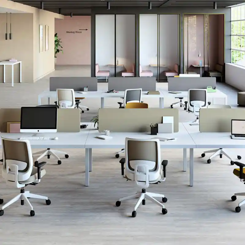 Mobiliario corporativo en Ciudad de México — oficina abierta con múltiples estaciones de trabajo, sillería operativa y mamparas divisorias para empresa corporativa en CDMX, Quantum Espacios Funcionales