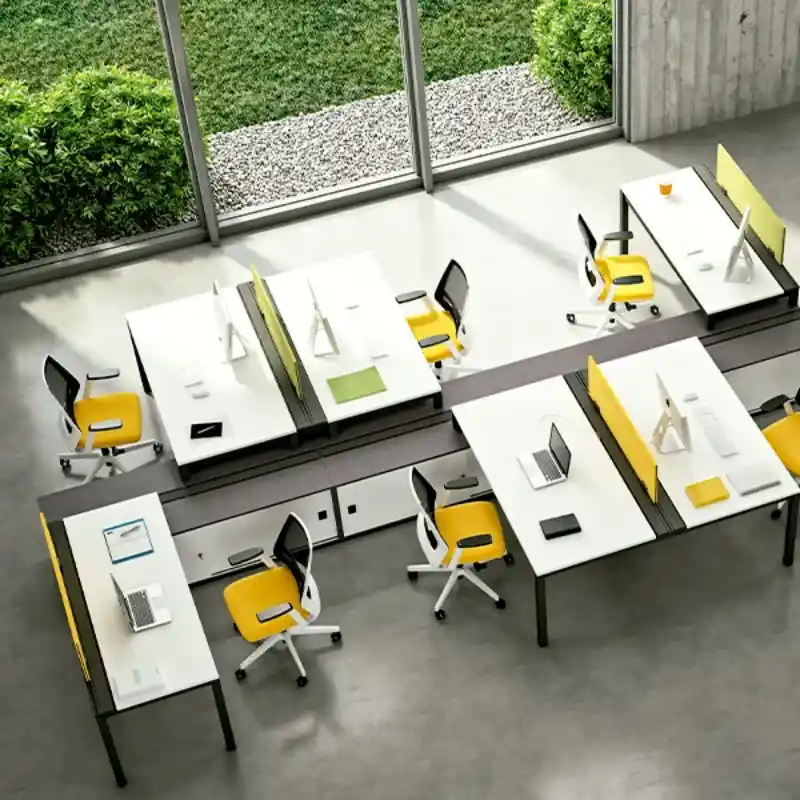 Estaciones de trabajo corporativas en Ciudad de México — sistema modular de escritorios blancos con sillería amarilla y mamparas divisorias para espacios colaborativos en CDMX, fabricado por Quantum Espacios Funcionales