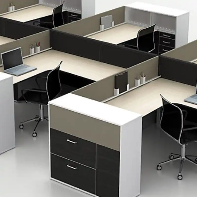 Mobiliario para oficinas privadas en Ciudad de México — sistema de cubículos con mamparas divisorias, escritorios y cajoneras en colores gris y negro para espacios corporativos en CDMX, Quantum Espacios Funcionales