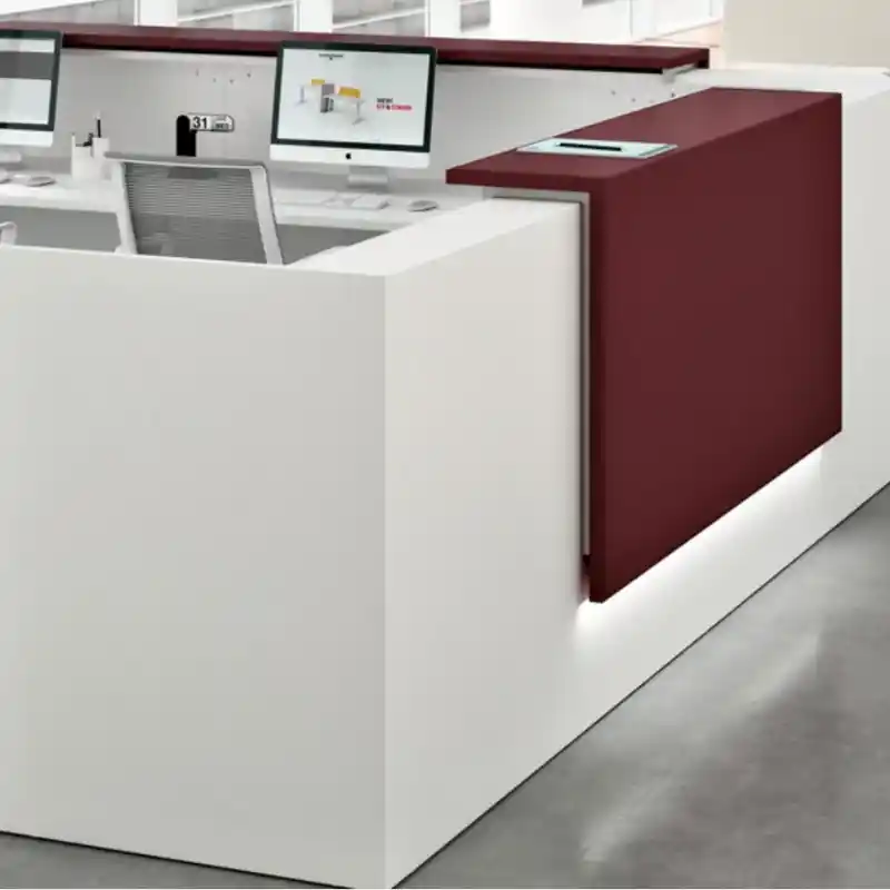 Mobiliario para recepción de oficina en Ciudad de México — mostrador ejecutivo en blanco y vino con iluminación LED y estación de trabajo integrada, fabricado a medida por Quantum Espacios Funcionales para empresas en CDMX