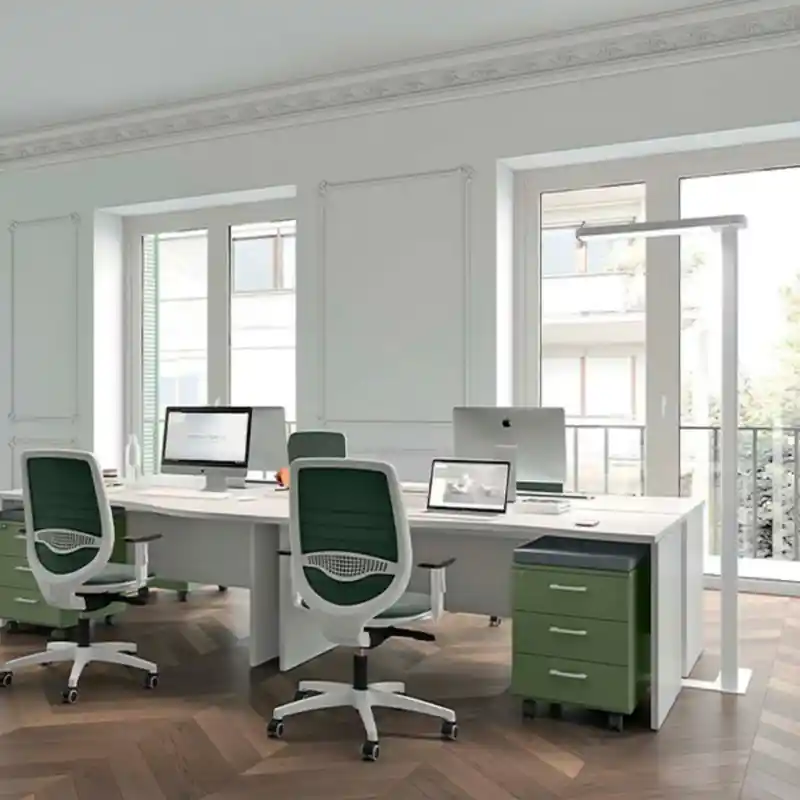 Muebles para oficina a medida en Ciudad de México — estaciones de trabajo con escritorios blancos y sillería ergonómica verde en espacio corporativo moderno, fabricados por Quantum Espacios Funcionales