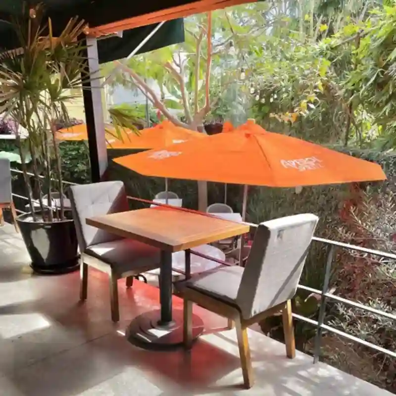 Pedestales para mesas de restaurante en Quintana Roo — base de acero negro central con cubierta de madera en terraza exterior, ideales para restaurantes y hoteles en Cancún, Playa del Carmen y Tulum