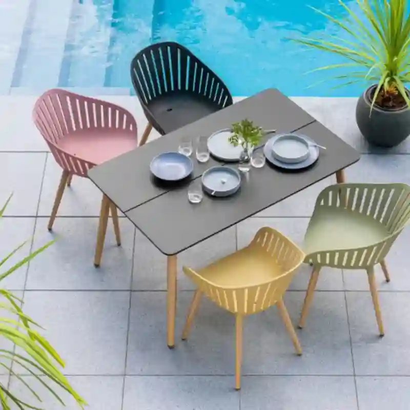 Sillas de polipropileno para restaurante exterior en Quintana Roo — modelos multicolor resistentes a la humedad junto a alberca, ideales para hoteles y restaurantes de playa en Cancún y Playa del Carmen