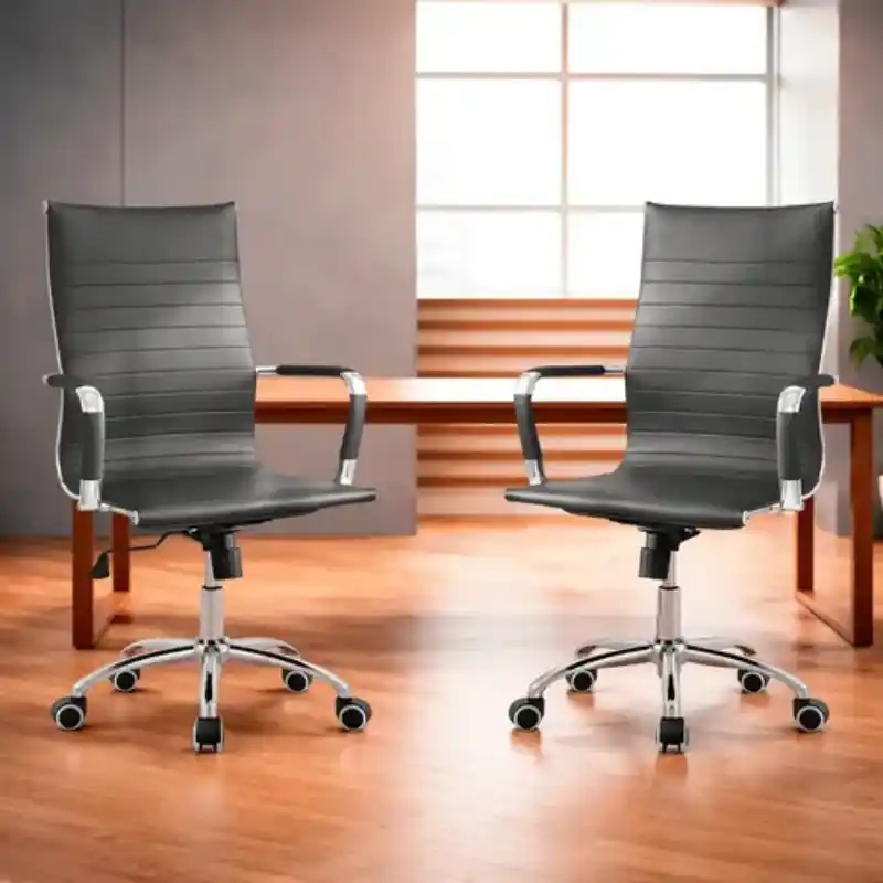 Sillería ejecutiva para oficina en Ciudad de México — par de sillas ejecutivas tapizadas en cuero gris con base cromada y reposabrazos, diseñadas para despachos y corporativos de alto nivel en CDMX, Quantum Espacios Funcionales