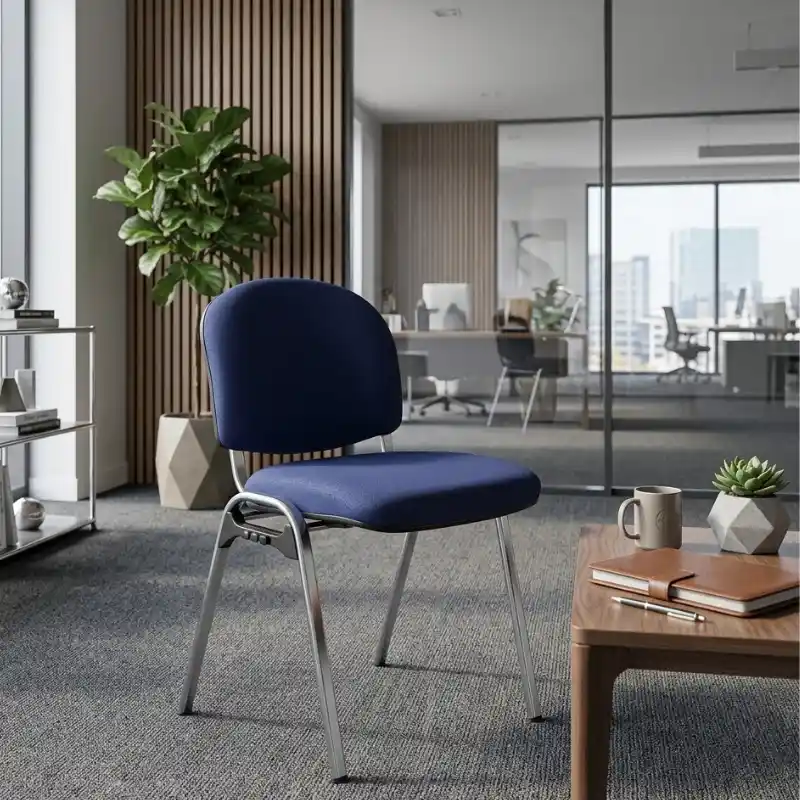 Sillería multipropósito para oficina en Ciudad de México — silla tapizada en azul marino con estructura metálica cromada para salas de capacitación, áreas de espera y espacios colaborativos en empresas de CDMX, Quantum Espacios Funcionales