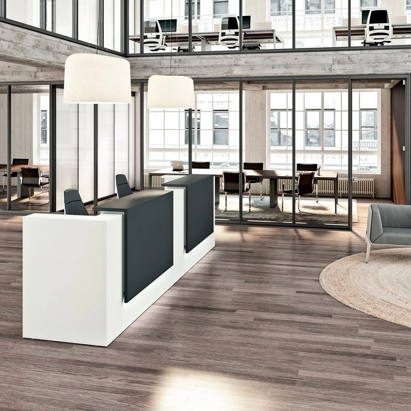 Corporativo empresarial en Pedregal de San Ángel con mostrador de recepción en mármol y madera, sillería ejecutiva con mesh y estaciones de trabajo ergonómicas para empresa de gestión de activos