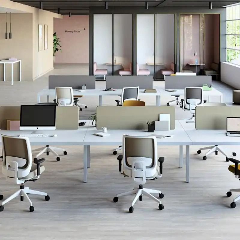 Mobiliario Corporativo en Benito Juárez — Corredor Insurgentes, Del Valle y Actipan | Quantum Mobiliario corporativo open space en Alcaldía Benito Juárez con estaciones de trabajo en blanco, mamparas divisoras grises, sillería operativa en tonos neutros y zona lounge para empresas en corredor Insurgentes, Del Valle y Actipan